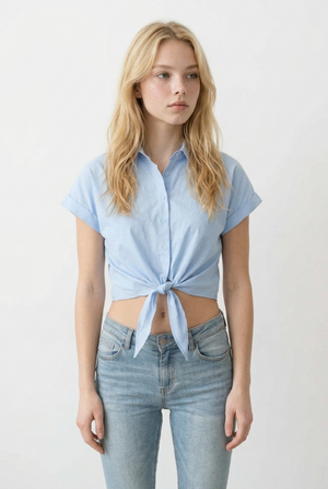 Camicetta crop azzurra, 100% cotone, donna, con nodo sulla vita, maniche corte, primo piano