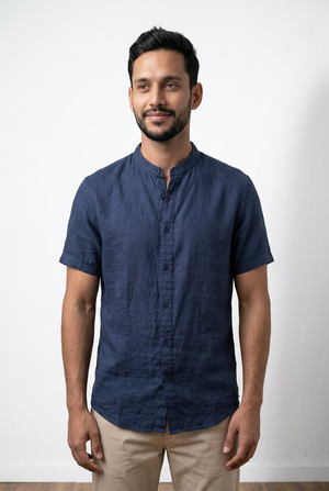 Camicia 100% cotone, tessuto leggero e leggermente strutturato. Collo alla coreana e maniche corte