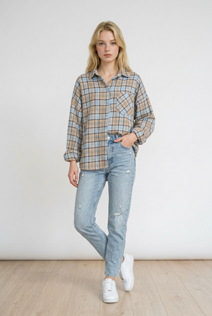 Camicia donna oversize stile boscaiolo, realizzata in tessuto caldo e morbido; presenta una fantasia a quadri nei toni neutri, chiusura frontale con bottoni e tasche applicate sul petto