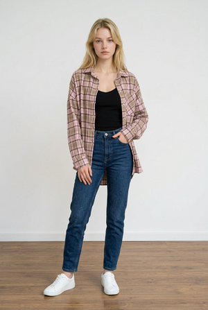 Camicia oversize stile boscaiolo, realizzata in tessuto caldo e morbido; presenta una fantasia a quadri nei toni neutri, chiusura frontale con bottoni e tasche applicate sul petto