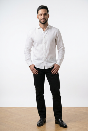 Camicia in misto lino bianca, maniche lunghe e classico colletto.