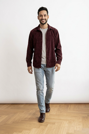 Camicia uomo overshirt in tessuto scamosciato, con chiusura frontale con 6 bottoni, colletto classico e maniche lunghe con polsini rifiniti.