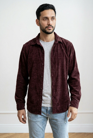 Camicia overshirt in tessuto scamosciato, con chiusura frontale con 6 bottoni, colletto classico e maniche lunghe con polsini rifiniti.