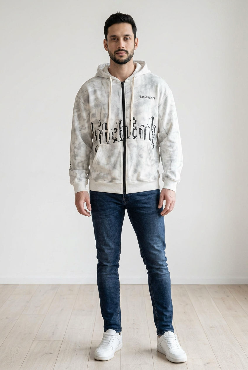 Felpa uomo con cappuccio realizzata in tessuto morbido con effetto lavaggio marmorizzato. La felpa presenta chiusura frontale con zip, il cappuccio regolabile con coulisse, tasche laterali e stampa grafica a contrasto sul fronte e sul retro.