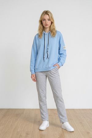 Felpa celeste oversize realizzata in tessuto morbido e strutturato, con la presenza di un cappuccio ampio con particolare coulisse a contrasto