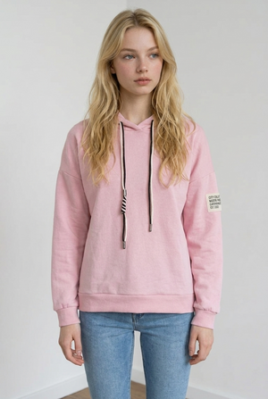 Felpa oversize realizzata in tessuto morbido e strutturato, con la presenza di un cappuccio ampio con particolare coulisse a contrasto