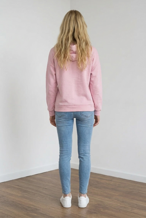 Felpa rosa oversize realizzata in tessuto morbido e strutturato, con la presenza di un cappuccio ampio con particolare coulisse a contrasto