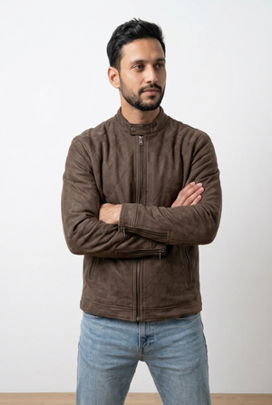 Giubbino scamosciato stile casual contemporaneo. Realizzato in morbido suede, chiusura frontale con zip centrale, colletto corto con bottone a pressione