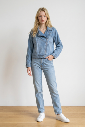Giubbino donna in denim chiaro dal design moderno, caratterizzato da colletto ampio con revers stile biker, chiusura con zip asimmetrica, tasche decorative laterali e bottoni metallici sul colletto