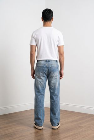 Jeans uomo con vestibilità baggy e stile streetwear contemporaneo. Realizzato in denim effetto slavato per un look moderno e casual; presenta strappi frontali
