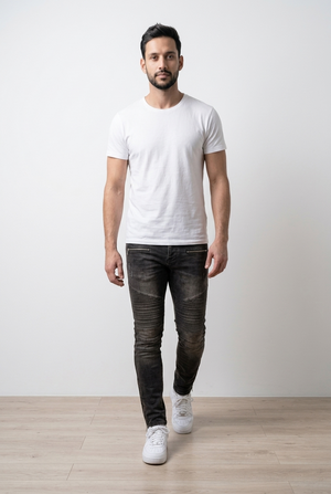 Jeans nero con vestibilità slim fit; caratterizzato da inserti biker a coste sulle ginocchia e zip decorative sul davanti e sulle caviglie . Il denim presenta un lavaggio effetto vintage leggermente sfumato.
