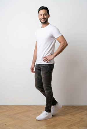 Jeans uomo con vestibilità slim fit; caratterizzato da inserti biker a coste sulle ginocchia e zip decorative sul davanti e sulle caviglie . Il denim presenta un lavaggio effetto vintage leggermente sfumato.