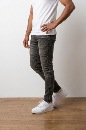 Jeans con vestibilità slim fit; caratterizzato da inserti biker a coste sulle ginocchia e zip decorative sul davanti e sulle caviglie . Il denim presenta un lavaggio effetto vintage leggermente sfumato.