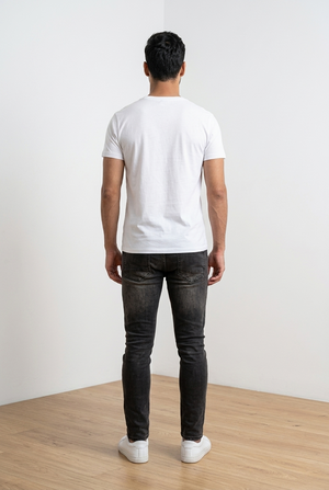 Jeans da uomo nero, con vestibilità slim fit; caratterizzato da inserti biker a coste sulle ginocchia e zip decorative sul davanti e sulle caviglie . Il denim presenta un lavaggio effetto vintage leggermente sfumato.