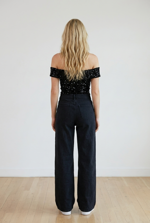 Jeans donna palazzo nero con strappi sulle ginocchia, modello high-waist