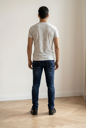 Jeans realizzati in denim blu con colorazione uniforme e leggere sfumature. Vestibilità slim