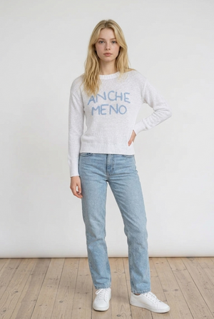 Maglia bianca con scritta "ANCHE MENO" realizzata con lavorazione soffice e piacevole al tatto, vestibilità regolare. Il modello presenta un classico girocollo rifinito con lavorazione a costine elasticizzate, cosi come i polsini (aderenti ma non stretti) e il bordo inferiore. La scritta frontale è realizzata in rilievo con effetto ricamato