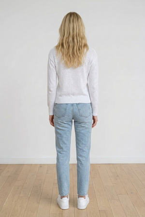 Maglia con scritta "ANCHE MENO" realizzata con lavorazione soffice e piacevole al tatto, vestibilità regolare. Il modello presenta un classico girocollo rifinito con lavorazione a costine elasticizzate, cosi come i polsini (aderenti ma non stretti) e il bordo inferiore. La scritta frontale è realizzata in rilievo con effetto ricamato