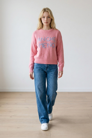 Maglia rosa con scritta "ANCHE MENO" realizzata con lavorazione soffice e piacevole al tatto, vestibilità regolare. Il modello presenta un classico girocollo rifinito con lavorazione a costine elasticizzate, cosi come i polsini (aderenti ma non stretti) e il bordo inferiore. La scritta frontale è realizzata in rilievo con effetto ricamato