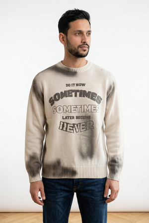 Maglia girocollo, design caratterizzato da una stampa frontale con lettering, arricchita da un originale effetto spray sfumato. Polsini, colletto e fondo a costine.