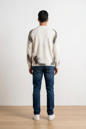 Maglia girocollo, design caratterizzato da una stampa frontale con lettering, arricchita da un originale effetto spray sfumato. Polsini, colletto e fondo a costine.