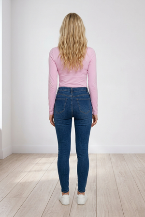 Maglia rosa a maniche lunghe con scollo a V e dettagli incrociati sul décolleté.