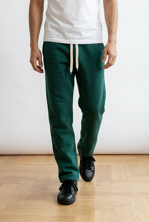 Pantalone della tuta con vita elasticizzata e coulisse regolabile a contrasto, tasche laterali pratiche, gamba dritta e leggermente affusolato sul fondo