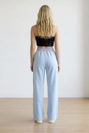 Pantalone palazzo donna, con vita elasticizzata in fantasia scozzese. Il cordino regolabile richiama il motivo della cintura elasticizzata. La gamba ampia slancia la figura.