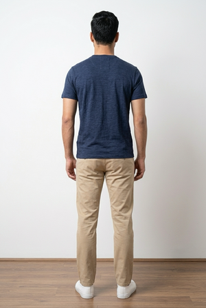 T-shirt blu uomo, con chiusura frontale con 3 bottoni a contrasto e girocollo con apertura. Sul fondo, a sinistra, una piccola targhetta decorativa in legno, retro pulito