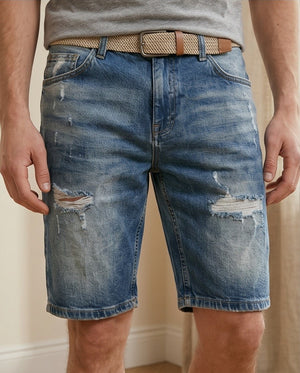 Bermuda in denim scuro con strappi primo piano