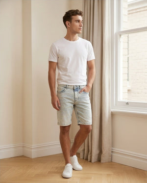 Bermuda uomo in denim chiaro indossato fronte