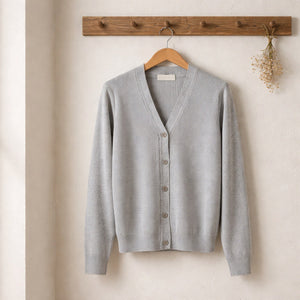Cardigan uomo a costine inglesi con scollo a V e chiusura a bottoni, vista frontale