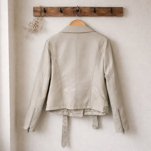Chiodo in ecopelle con colletto ampio, zip asimmetrica, tasche frontali e cintura regolabile in vita, zip sulle maniche
