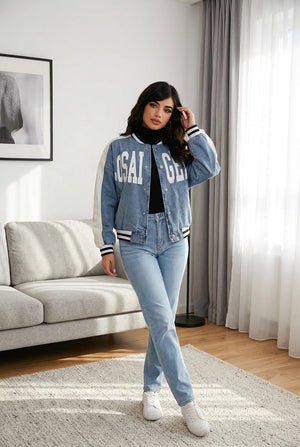 Giubbino donna stile college in denim leggero con chiusura bottoni a pressione , maniche a contrasto e dettagli elasticizzati a righe
