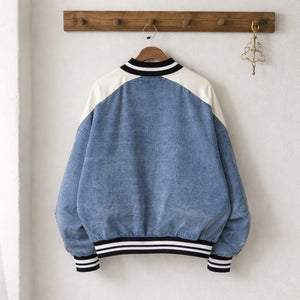 Giubbino stile college in denim leggero con chiusura bottoni, dettaglio le maniche a contrasto e bordi elasticizzati a righe