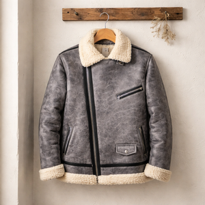 Giubbino uomo con interno in shearling, zip asimmetrica, taschino con bottone automatico e finiture in shearling su polsini e fondo