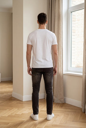 Jeans slim fit indossati con inserti biker a coste sulle ginocchia e zip decorative