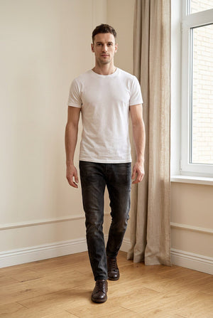 Jeans neri carrot fit da uomo indossati con struttura a 5 tasche