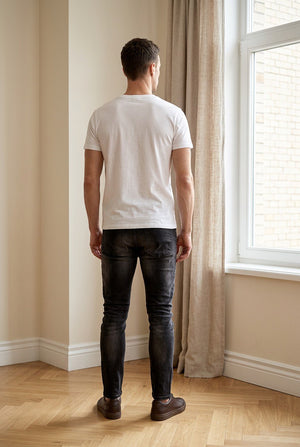 Jeans neri carrot fit da uomo indossati con struttura a 5 tasche, vista posteriore