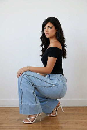 Jeans palazzo in denim chiaro high-waist con gamba ampia, 5 tasche e zip laterali funzionali