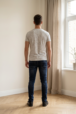 Jeans slim in denim blu con vita regolare, chiusura a bottone e zip e design a 5 tasche, vista posteriore