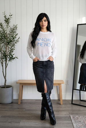 Maglia girocollo bianca con scritta "ANCHE MENO" in rilievo effetto ricamato celeste e vestibilità regolare