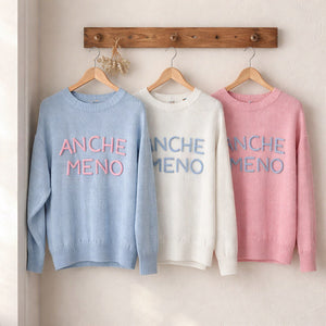 Maglia girocollo con scritta "ANCHE MENO" in rilievo effetto ricamato e vestibilità regolare, vista frontale