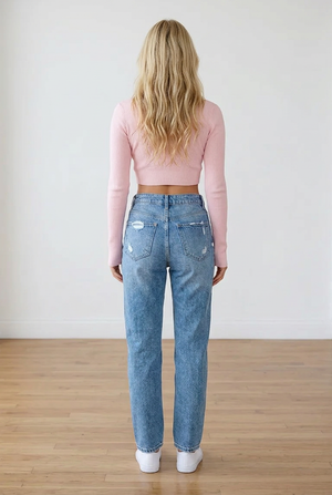 Maglia crop donna a costine. Il design è impreziosito da un elegante colletto strutturato e chiusura con bottoni frontali sul décolleté; le maniche lunghe presentano polsini con foro per il pollice.