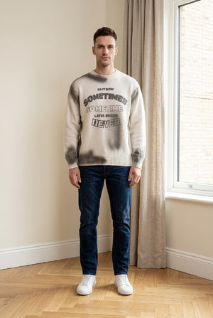 Maglia girocollo con stampa lettering effetto spray e vestibilità comoda