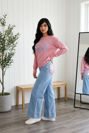 Maglia girocollo rosa con scritta "ANCHE MENO" in rilievo effetto ricamato e vestibilità regolare