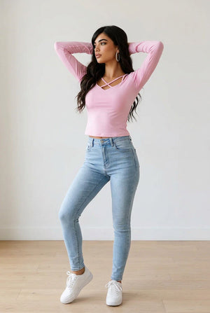 Maglia da donna rosa aderente indossata con scollo a V incrociato in tessuto elasticizzato in nylon ed elastan lato