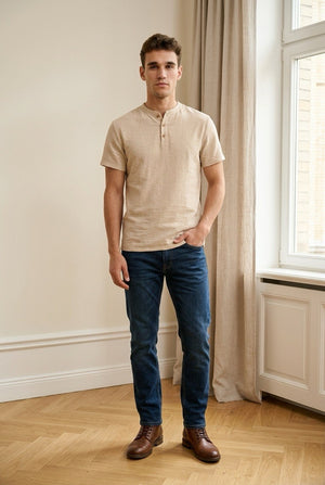 T-shirt uomo beige con bottoni fronte indossata