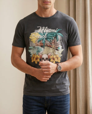 T-shirt nera uomo con stampa indossata