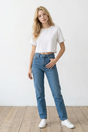 Maglia donna crop, bianca a maniche corte con borchie su collo e maniche